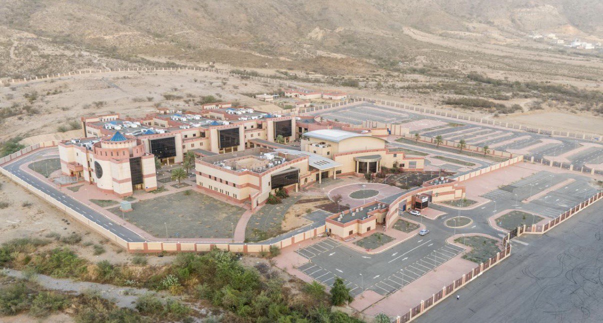 الواجهة الخارجية - الكلية التقنية للبنات بمحايل عسير.jpg